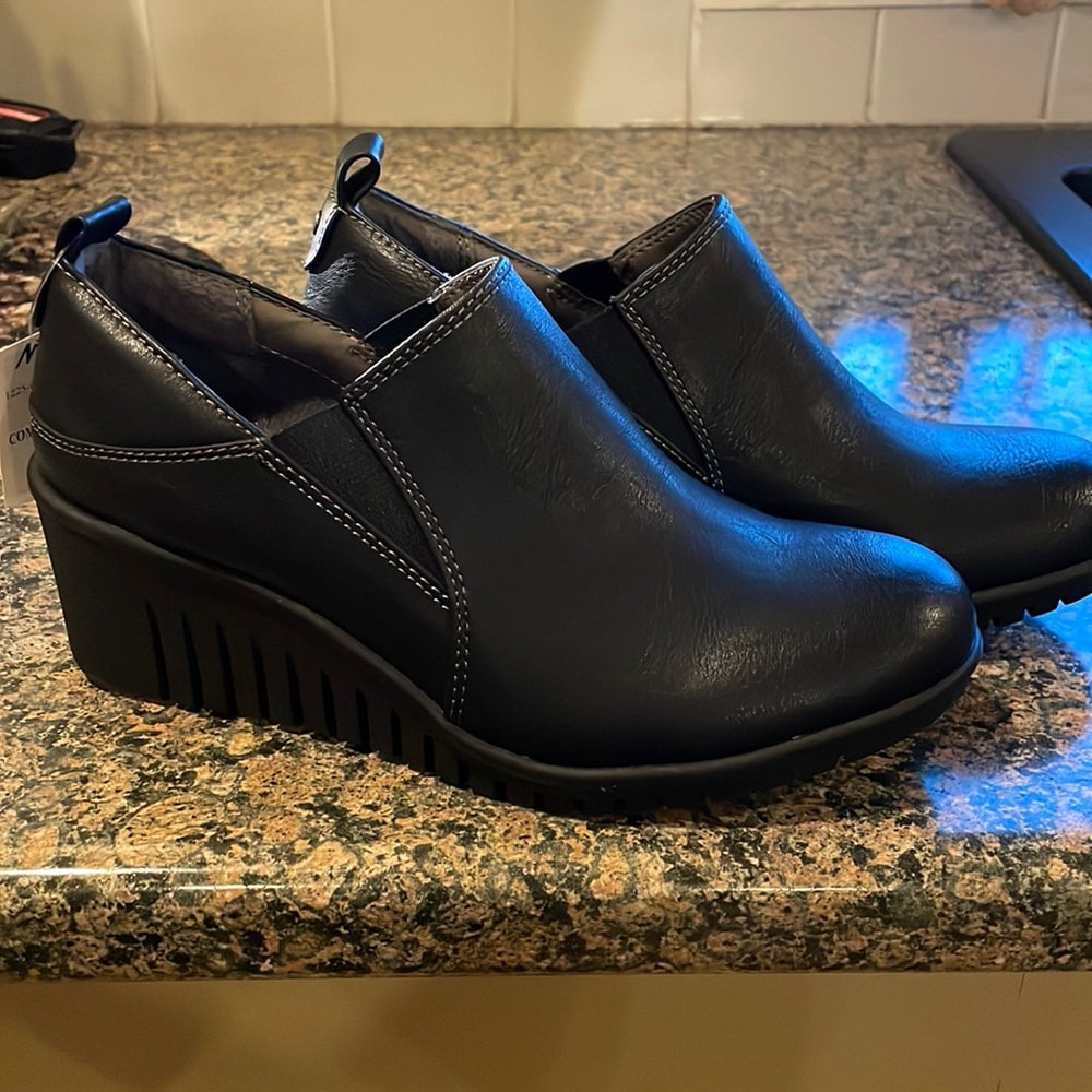 Womens leather wedge booties size 6 NWOT by Sofft in black leather.